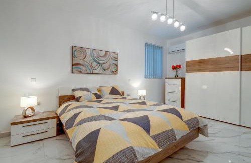 Swieqi Apartment | Cosy Apartment steps to St George's Bay