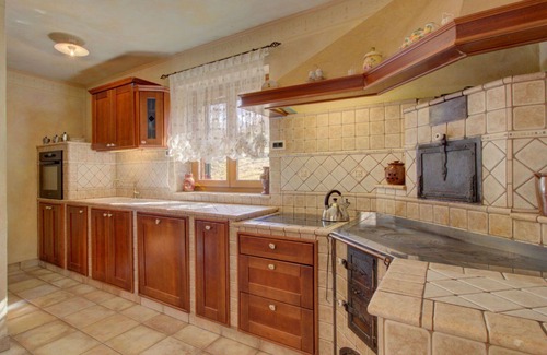 Hrastovlje Apartment | Cosy apartment with A/C, WIFI, private pool, TV, terrace, pets allowed and panoramic view