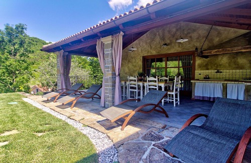 Hrastovlje Apartment | Cosy apartment with A/C, WIFI, private pool, TV, terrace, pets allowed and panoramic view