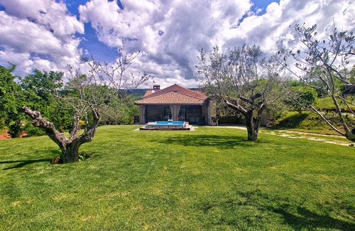 Hrastovlje Apartment | Cosy apartment with A/C, WIFI, private pool, TV, terrace, pets allowed and panoramic view