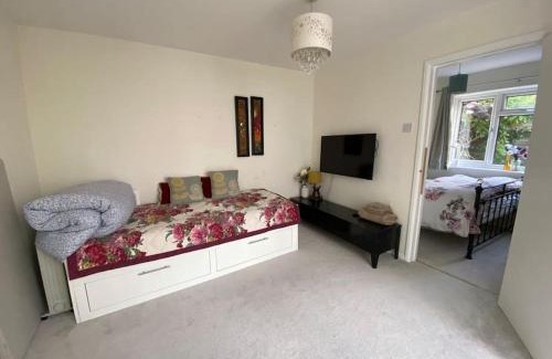 Guildford House | Cosy Apartment with Private Access and Kitchenette in Guildford