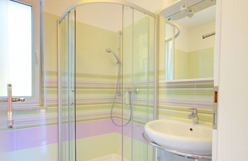 Truske Apartment | Cosy apartment with WIFI, pool, A/C, TV, balcony, pets allowed, panoramic view and parking