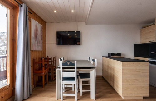 Saint-Sorlin-d'Arves Apartment | Cosy apt 8 ppl, mountain view, pool, parking