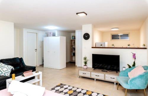 Zikhron Ya'aqov Apartment | Cosy & Calm Central Getaway Modern Guest Suite by Midrachov 1 Queen Bed