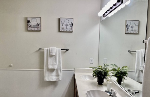 Longs Creek House | Cosy Casita close to Major Highways, Airport, and Quiet Neighborhood