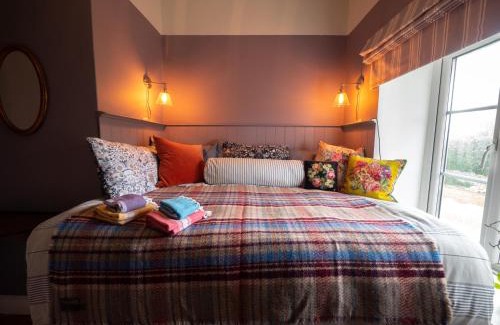 Scunthorpe House | Cosy Cottage with Spa, Catering, Nature Reserve Walks, Large Garden, Free Parking - Self Checkin