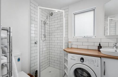 Lindisfarne Apartment | Cosy Cottesloe - 2 Bedroom Unit - Free Parking - Free WIFI