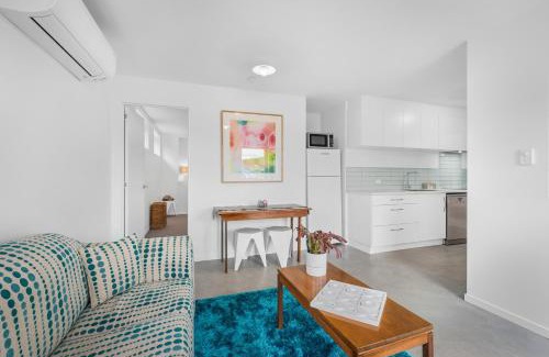 Lindisfarne Apartment | Cosy Cottesloe - Mount Wellington View - Free Parking - Free WIFI