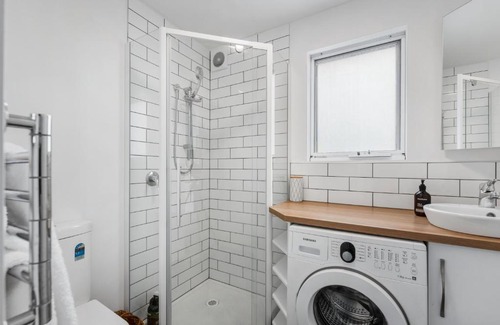 Lindisfarne Apartment | Cosy Cottesloe - Mount Wellington View - Free Parking - Free WIFI