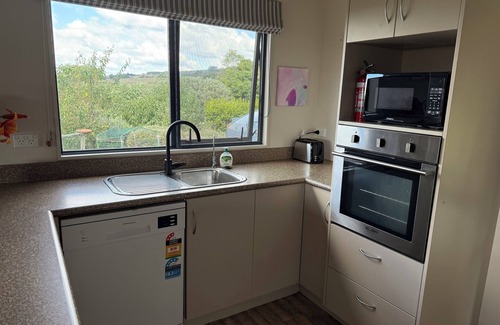 Te Pahu House | Cosy Country Cottage Private with views