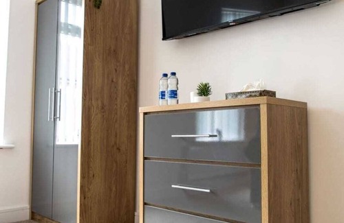 Stoke-on-Trent House | COSY CRUISE CRIBS - MODERN HOME FROM HOME - CENTRAL LOCATION.