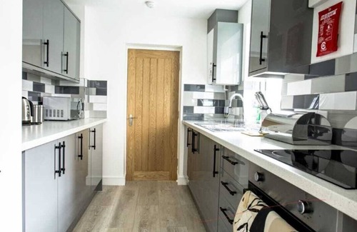 Stoke-on-Trent House | COSY CRUISE CRIBS - MODERN HOME FROM HOME - CENTRAL LOCATION.