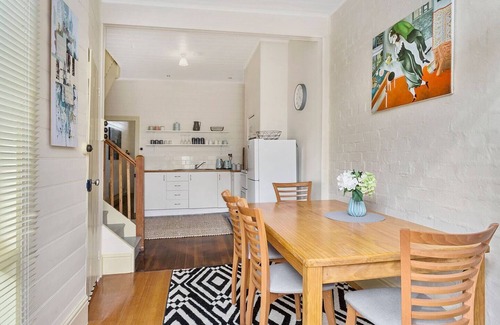 Glebe Cottage | Cosy Glebe Cottage Stroll to Central Hobart