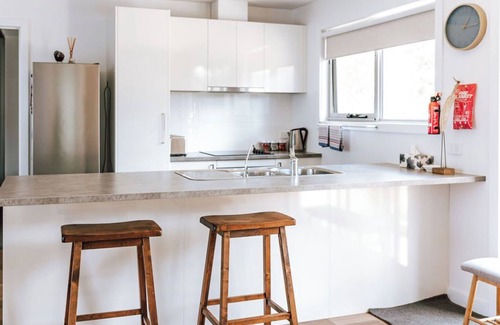 St Helens House | Cosy House, Close to Town with Views of the Bay