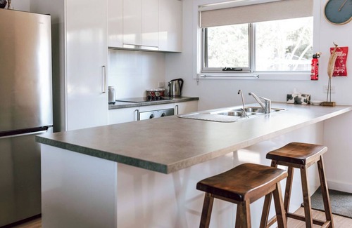 St Helens House | Cosy House, Close to Town with Views of the Bay