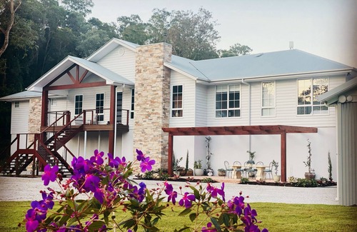 Guanaba House | Cosy Loft Style Barn Conversion nestled alongside a Hinterland Creek πΊππ«