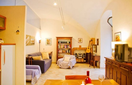 Bettona Apartment | Cosy medieval flat 20m from square