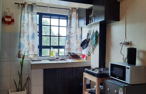 Kakamega House | Cosy midtown studio apartment 5 mins from CBD -The Bee Hive