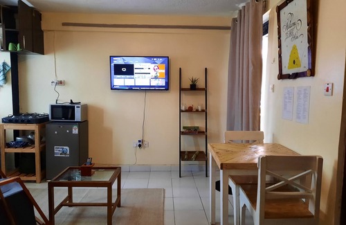 Kakamega House | Cosy midtown studio apartment 5 mins from CBD -The Bee Hive