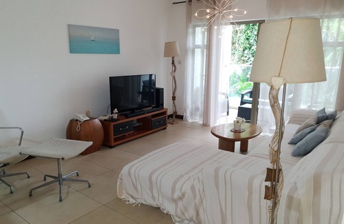 La Preneuse Apartment | Cosy, modern apartment convenient with nearby beach, shops & supermarkets