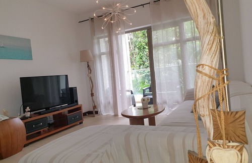 La Preneuse Apartment | Cosy, modern apartment convenient with nearby beach, shops & supermarkets