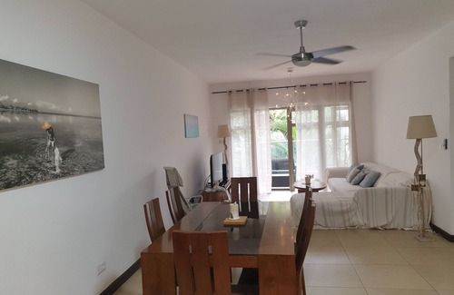 La Preneuse Apartment | Cosy, modern apartment convenient with nearby beach, shops & supermarkets