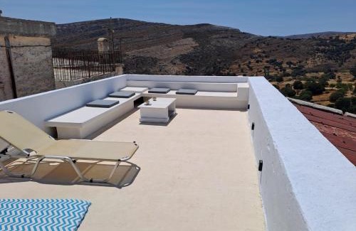 Aperathos House | Cosy Rooms in Traditional Cycladic House
