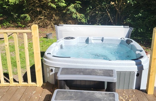 Cefn-y-bedd Cabin | Cosy, Secluded Pod With Hot Tub in North Wales Within Easy Reach to Chester
