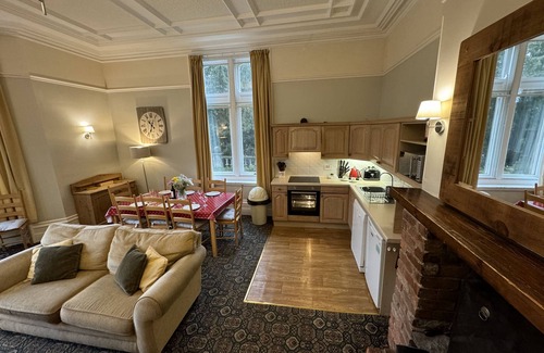 Wormhill Cottage | Cosy self catering apartment in large Victorian Residence