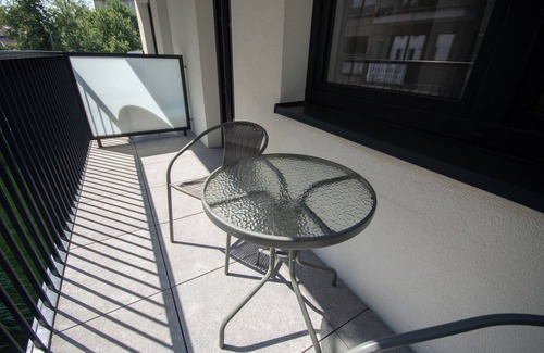 City Centre Apartment | Cosy Studio Apt in City Center with the Air-con and balcony