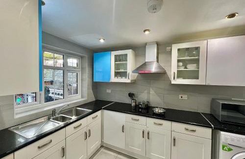 Cockfosters House | Cosy Stylish Guest House with Private Patio and Gym Gear