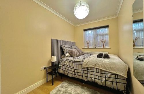 Cockfosters House | Cosy Stylish Guest House with Private Patio and Gym Gear