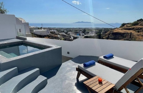 Episkopi Gonias House | Cosy suite with heated jacuzzi and view