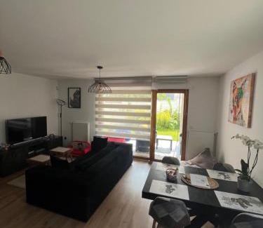 Magny-le-Hongre Apartment | Cosygreen77- Spacious apt with garden & parking, 7mns by car from Disneyland