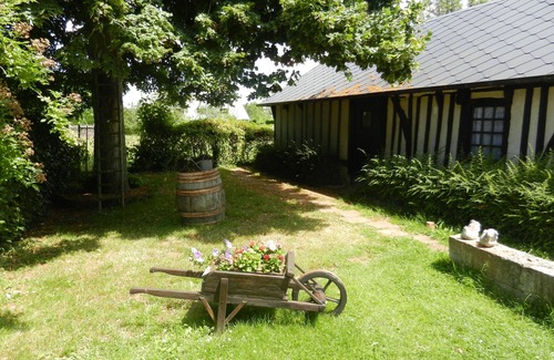 Calleville Cottage | Cottage 3 Cows: fireplace, swimming pool and jacuzzi