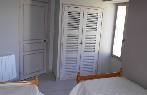 Foussais-Payre House | Cottage adjoining another cottage, with a view of a pond in the Vendée bocage