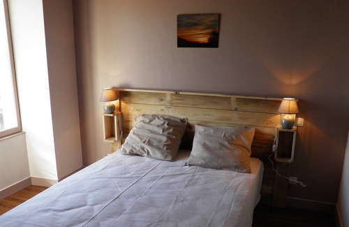 Foussais-Payre House | Cottage adjoining another cottage, with a view of a pond in the Vendée bocage