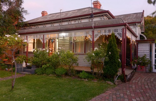 Bendigo Cottage | Cottage and garden near cbd with studio. Pet friendly.