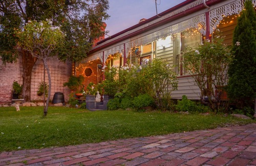 Bendigo Cottage | Cottage and garden near cbd with studio. Pet friendly.