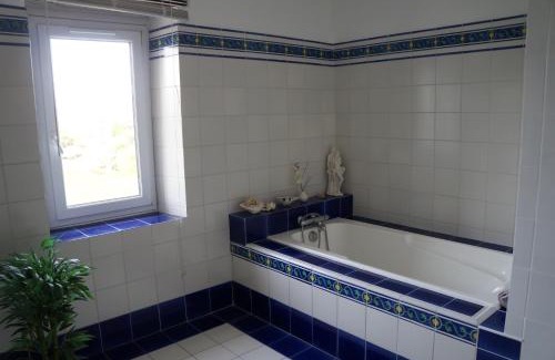 Galapian House | cottage blanchou