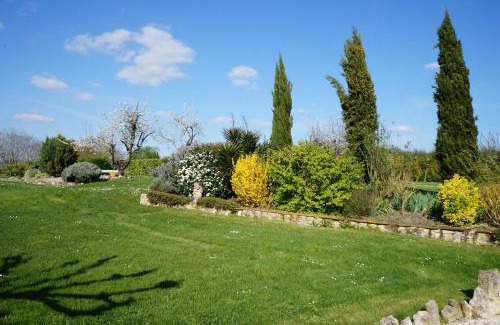 Galapian House | cottage blanchou