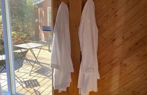 Amherst Cottage | Cottage by River Falls with Hot Tub & Sauna