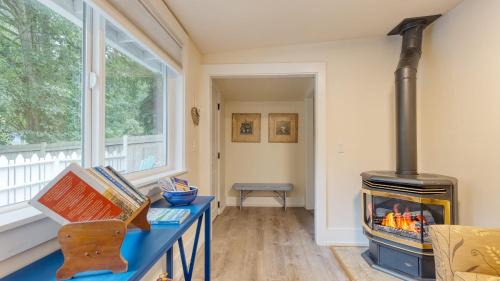Freeland House | Cottage By The Bay by AvantStay 0.5mi to Beach