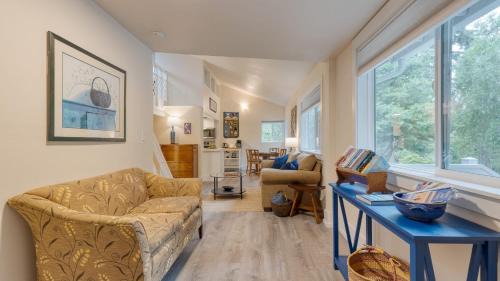 Freeland House | Cottage By The Bay by AvantStay 0.5mi to Beach