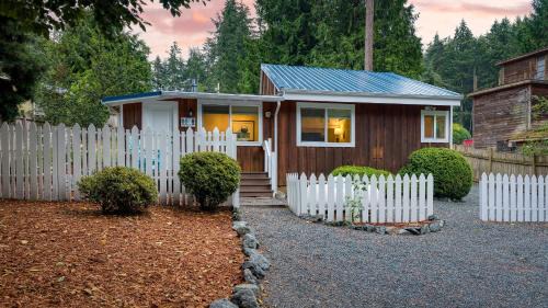 Freeland House | Cottage By The Bay by AvantStay 0.5mi to Beach