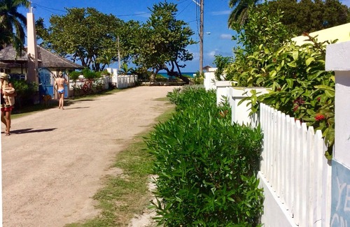Silver Sands Villa | COTTAGE BY THE SEA - steps from Beach -chef included - THE YELLOW CANARY