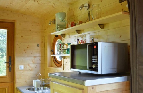 Seux House | Cottage 'Gîte Insolite Roulotte 5 Personnes' with Private Terrace, Private Garden