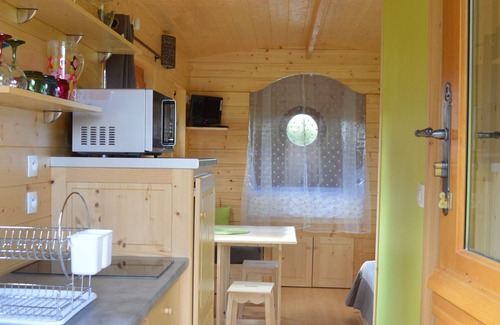 Seux House | Cottage 'Gîte Insolite Roulotte 5 Personnes' with Private Terrace, Private Garden