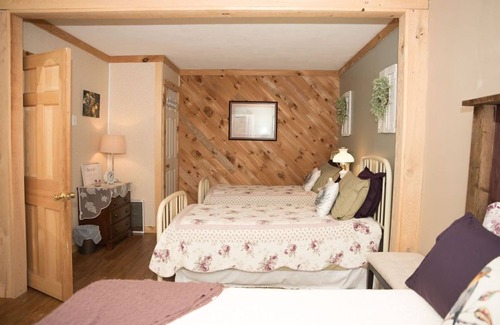 Sweet Valley Bed & Breakfast | Cottage in the Woods- " Robin's Nest"- 2mi. from Ricketts Glen falls trailhead