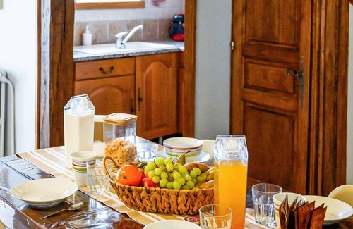 Chenou Cottage | Cottage 'Le Rosier' with Shared Garden and Wifi